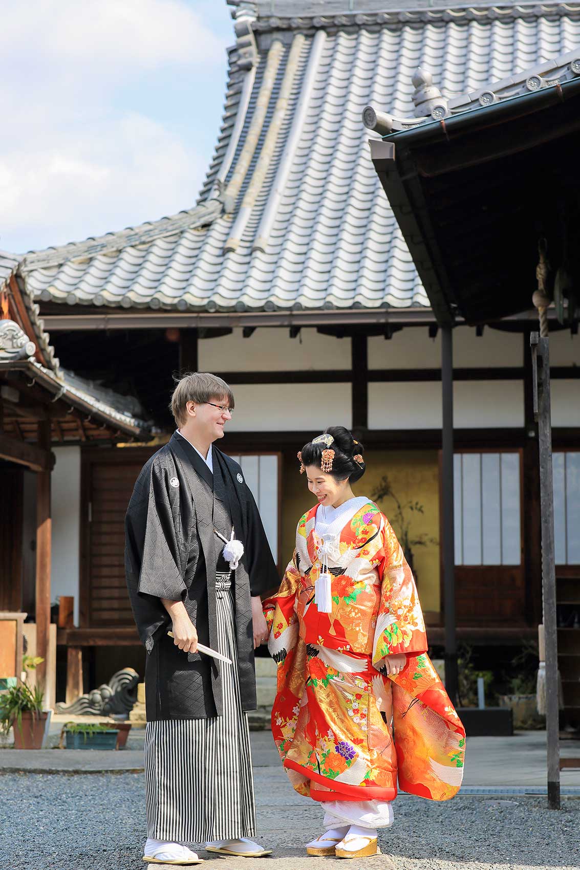 京都のお寺で結婚記念写真を撮影する外国人のカップル