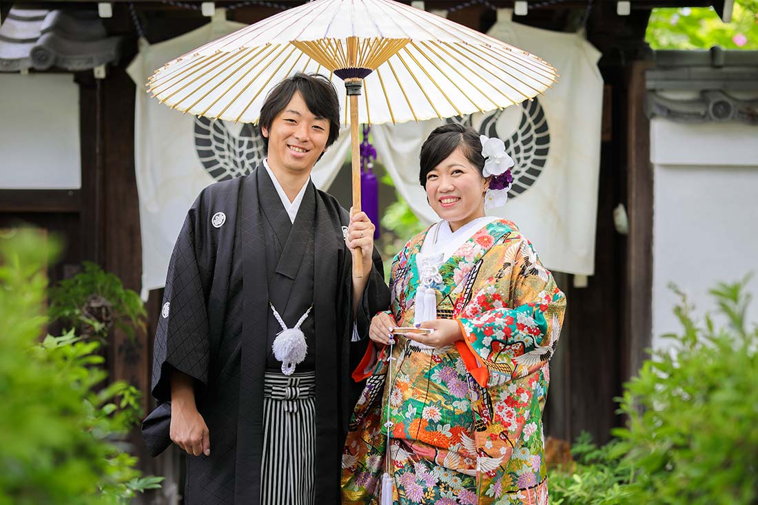 京都のお寺で番傘を使ったカット