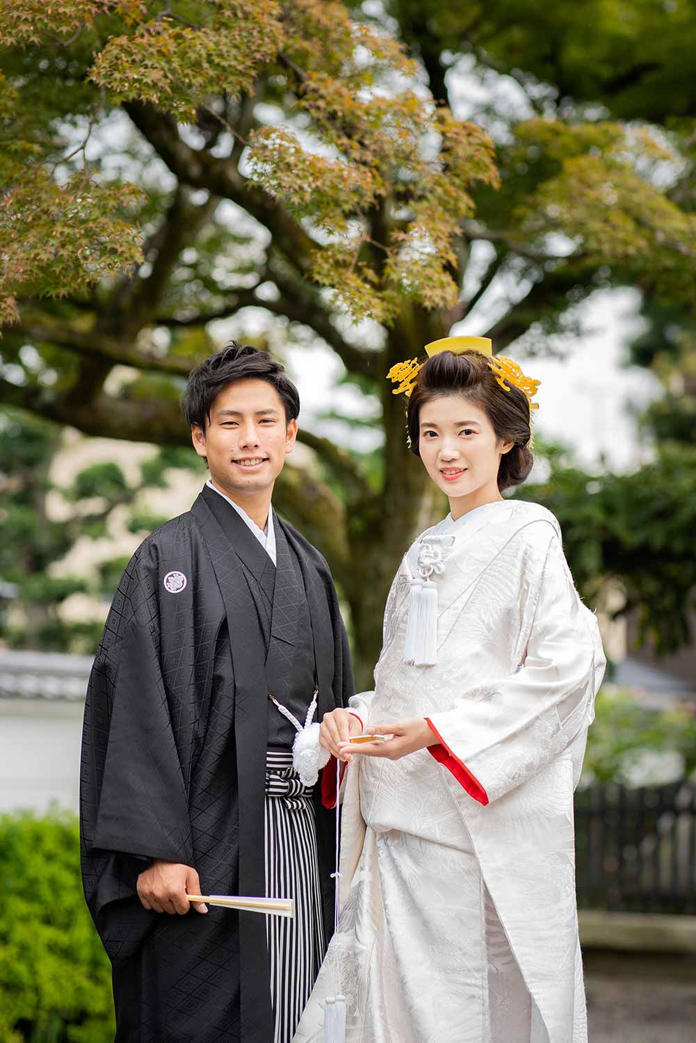 京都のお寺の境内での和装の新郎新婦様