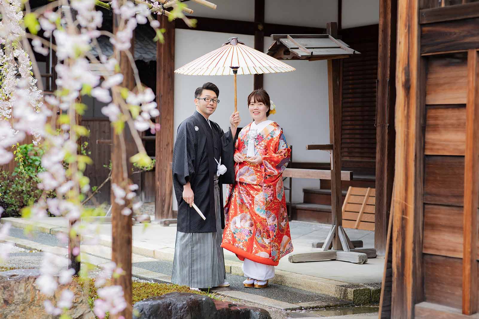 桜を背景にお寺での和装フォトウェディング写真