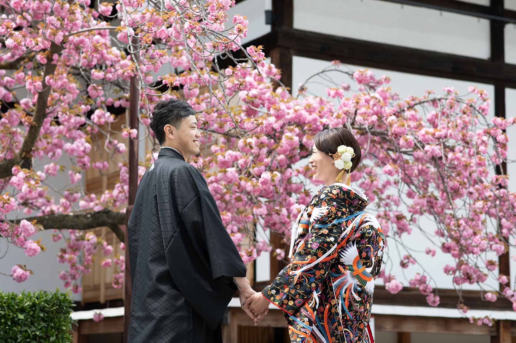 八重桜をバックにした結婚写真