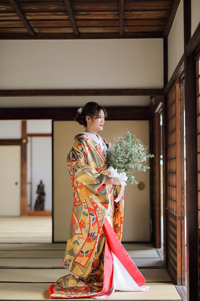 金の色打掛とブーケで華やかな和装ウェディングフォト | 京都で和装前