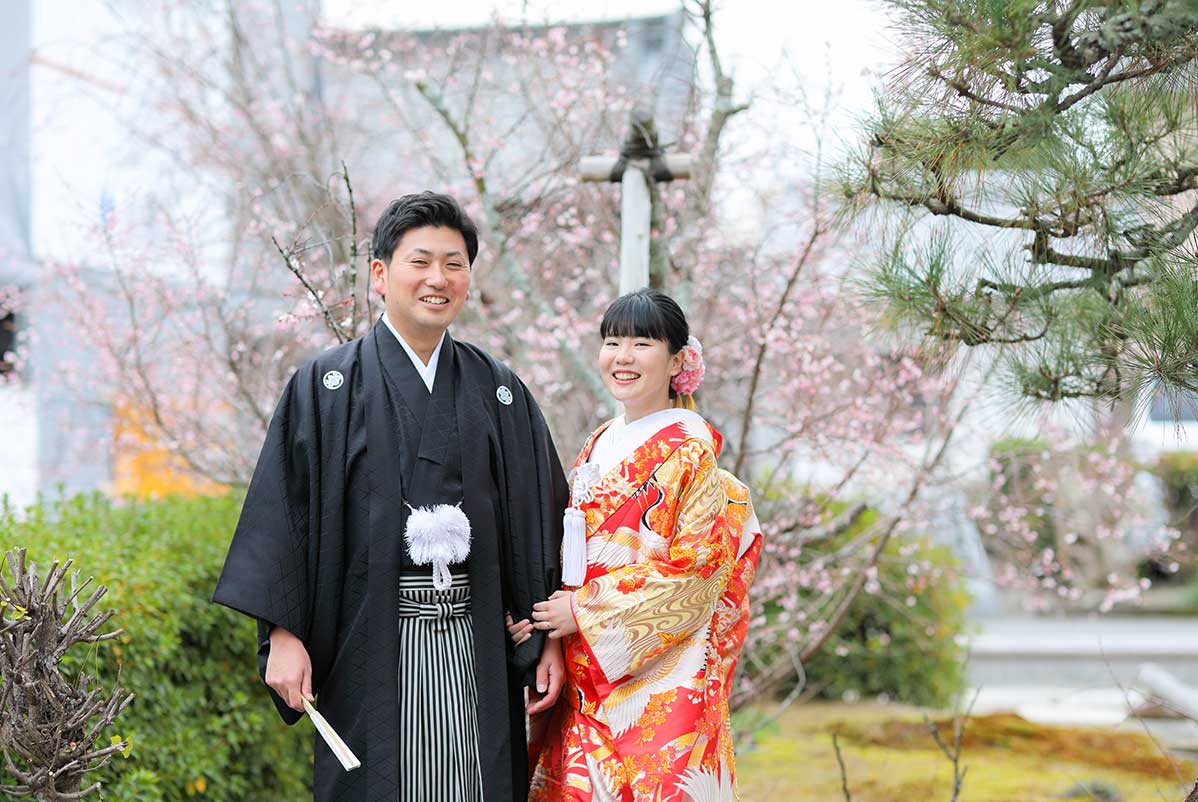 冬の京都で桜を背景に結婚写真