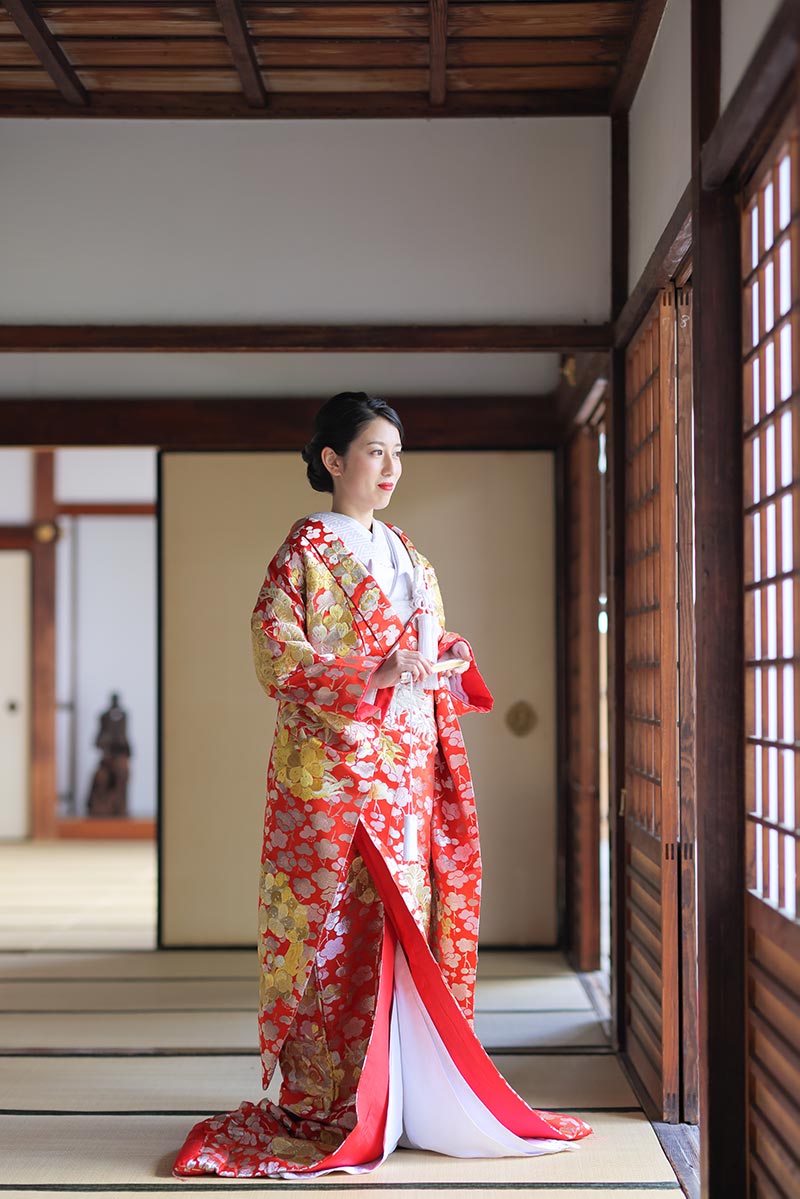 20代の花嫁様とアンティークの色打掛 | 京都で和装前撮り・結婚写真