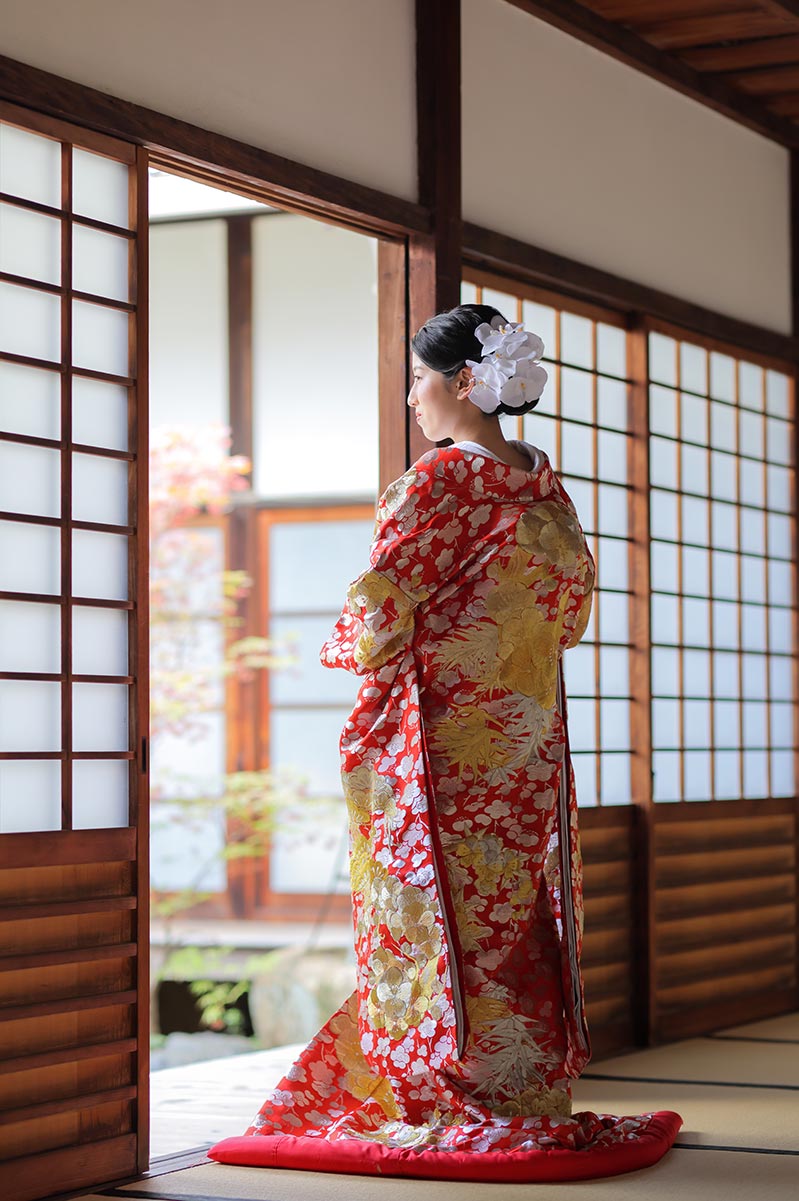 20代の花嫁様とアンティークの色打掛 | 京都で和装前撮り・結婚写真