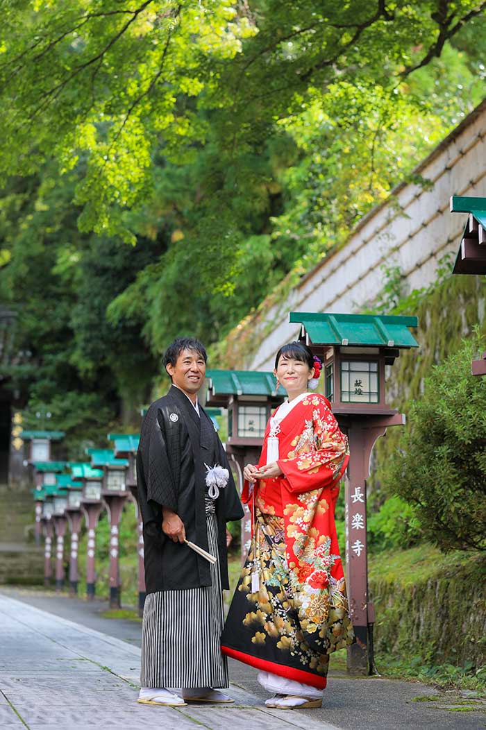 長楽寺参道での赤色打掛の結婚写真