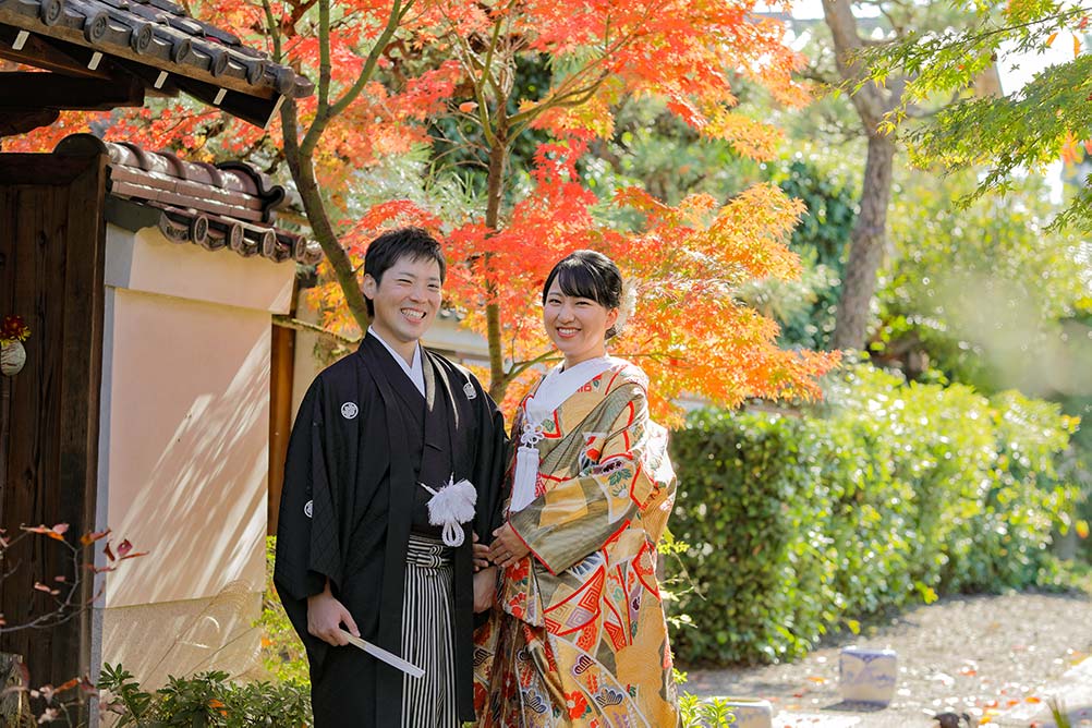 京都の紅葉の前での和装婚礼お写真