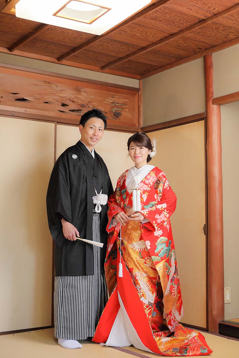 紅葉庵和室での色打掛と羽織袴で立ち姿のお写真