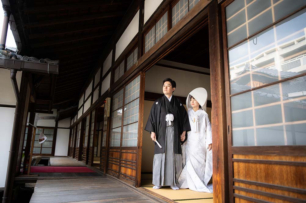 京都のお寺の境内で和装前撮り写真