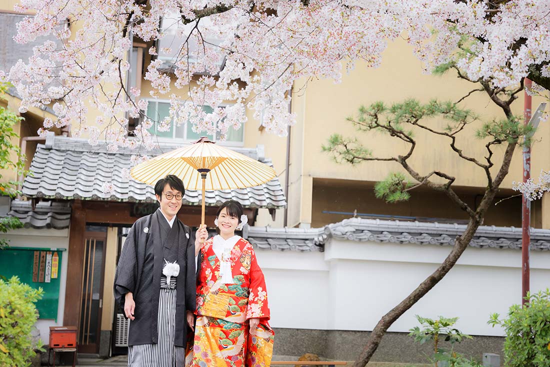 雨の京都で桜と前撮りカップル様