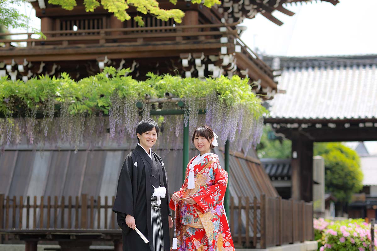 藤の花と京都で和装前撮りカップル