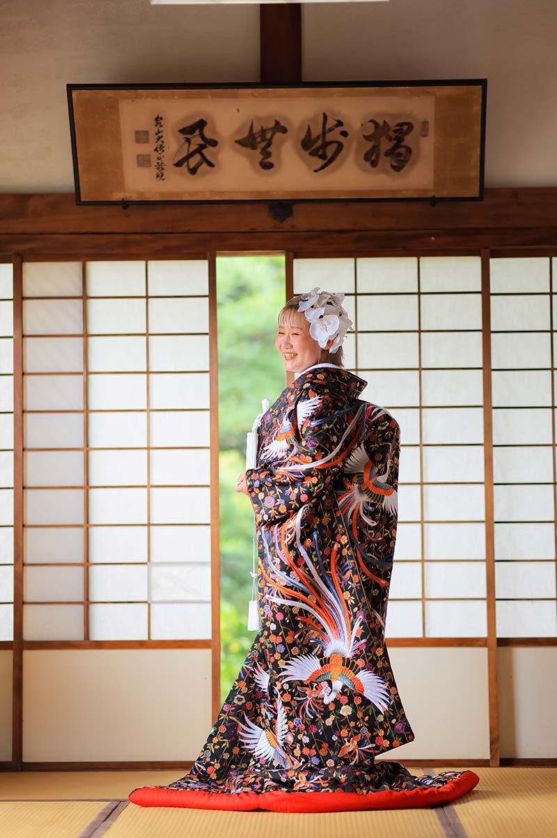 黒の色打掛とショートスタイルでおしゃれに結婚記念写真 | 京都で和装