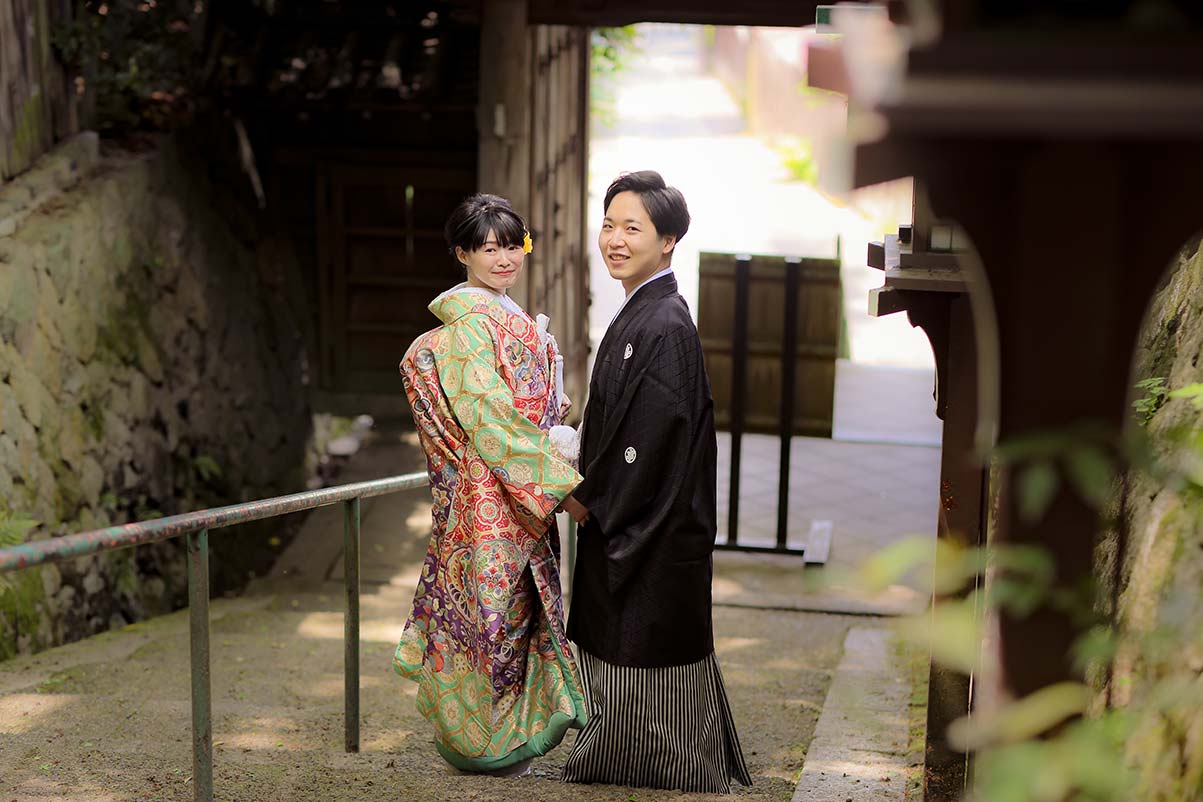 京都長楽寺の階段で振り返る和装の新郎新婦様