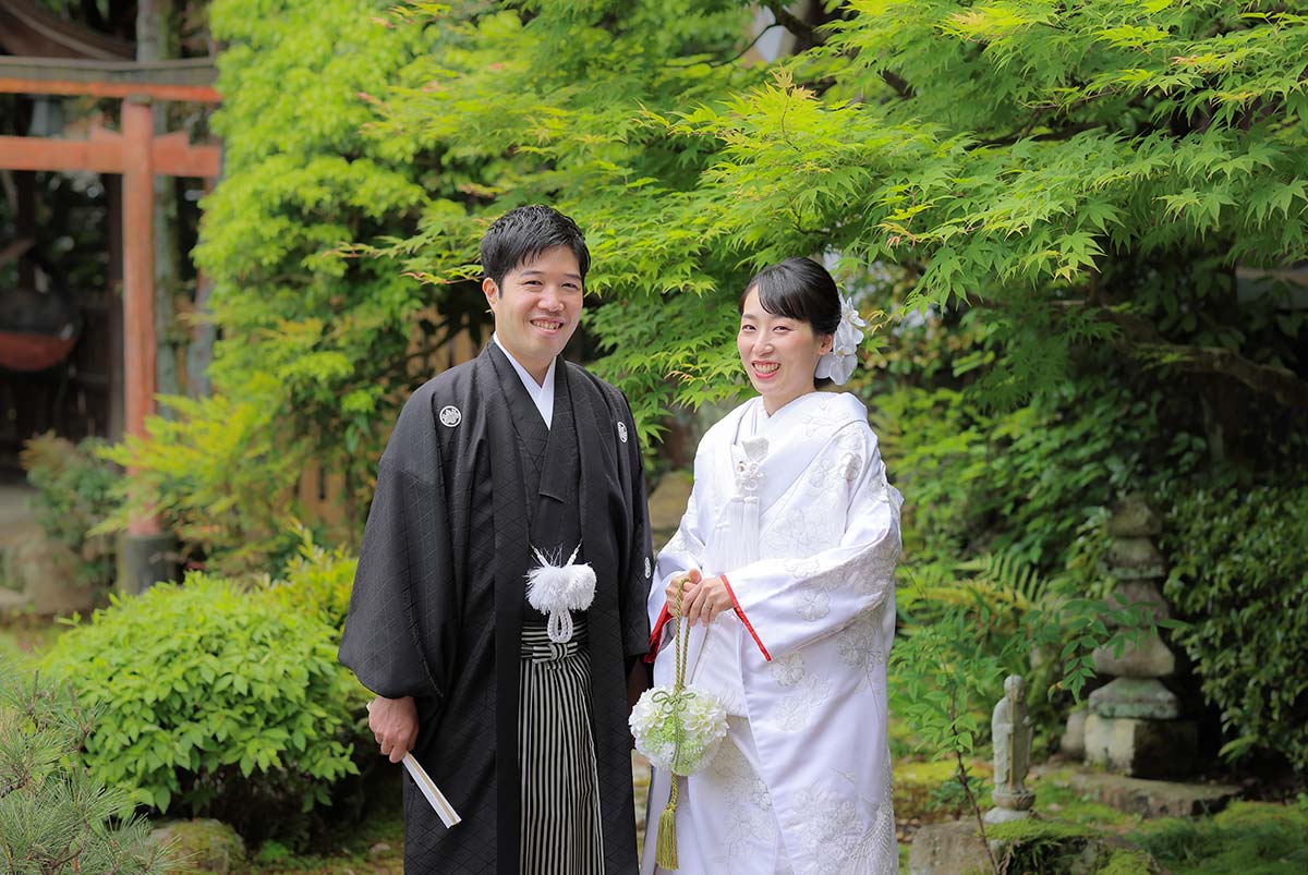 京都のお寺のお庭の新緑を背景にした白無垢・羽織袴姿の新郎新婦様