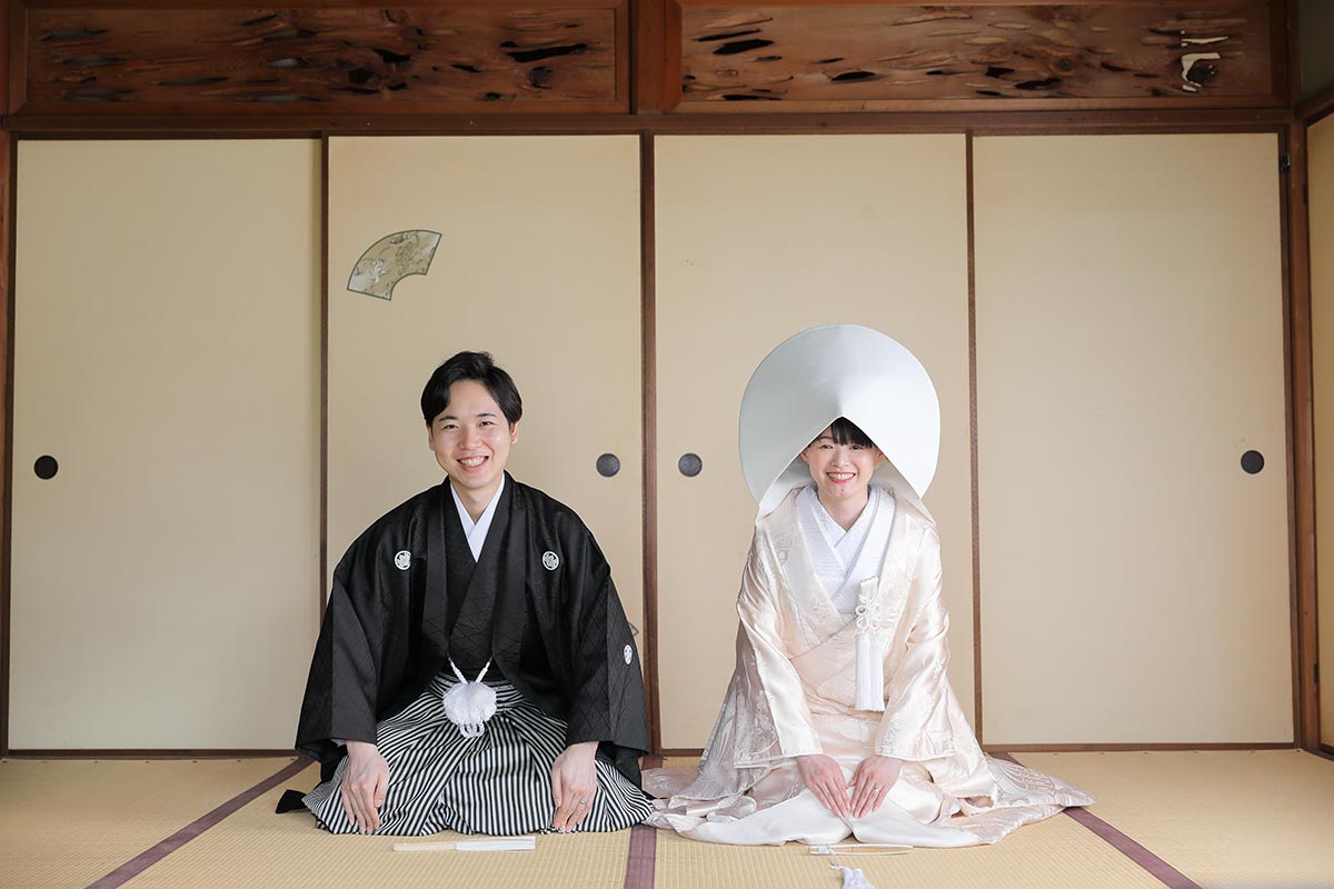 京都で前撮り白無垢綿帽子の正座カット