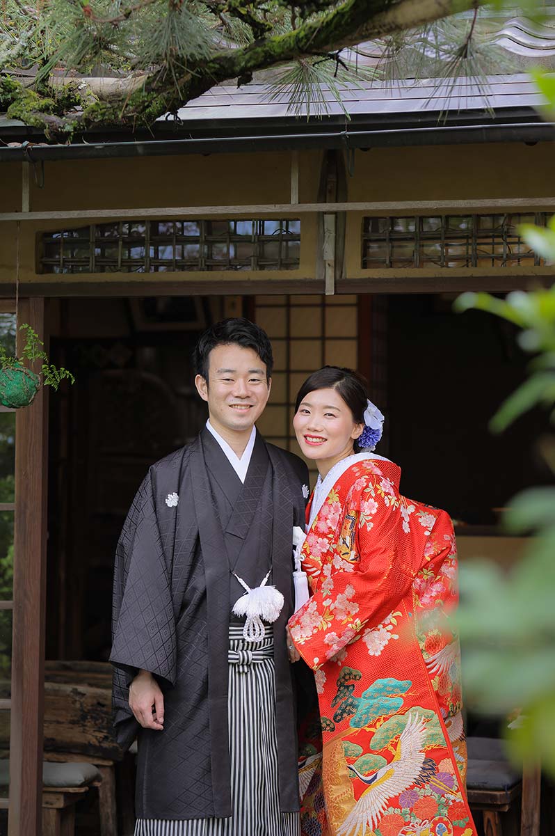 腕を組んで笑顔で京都で前撮り