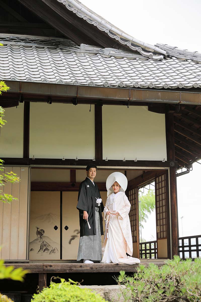 綿帽子の日本庭園での結婚記念写真