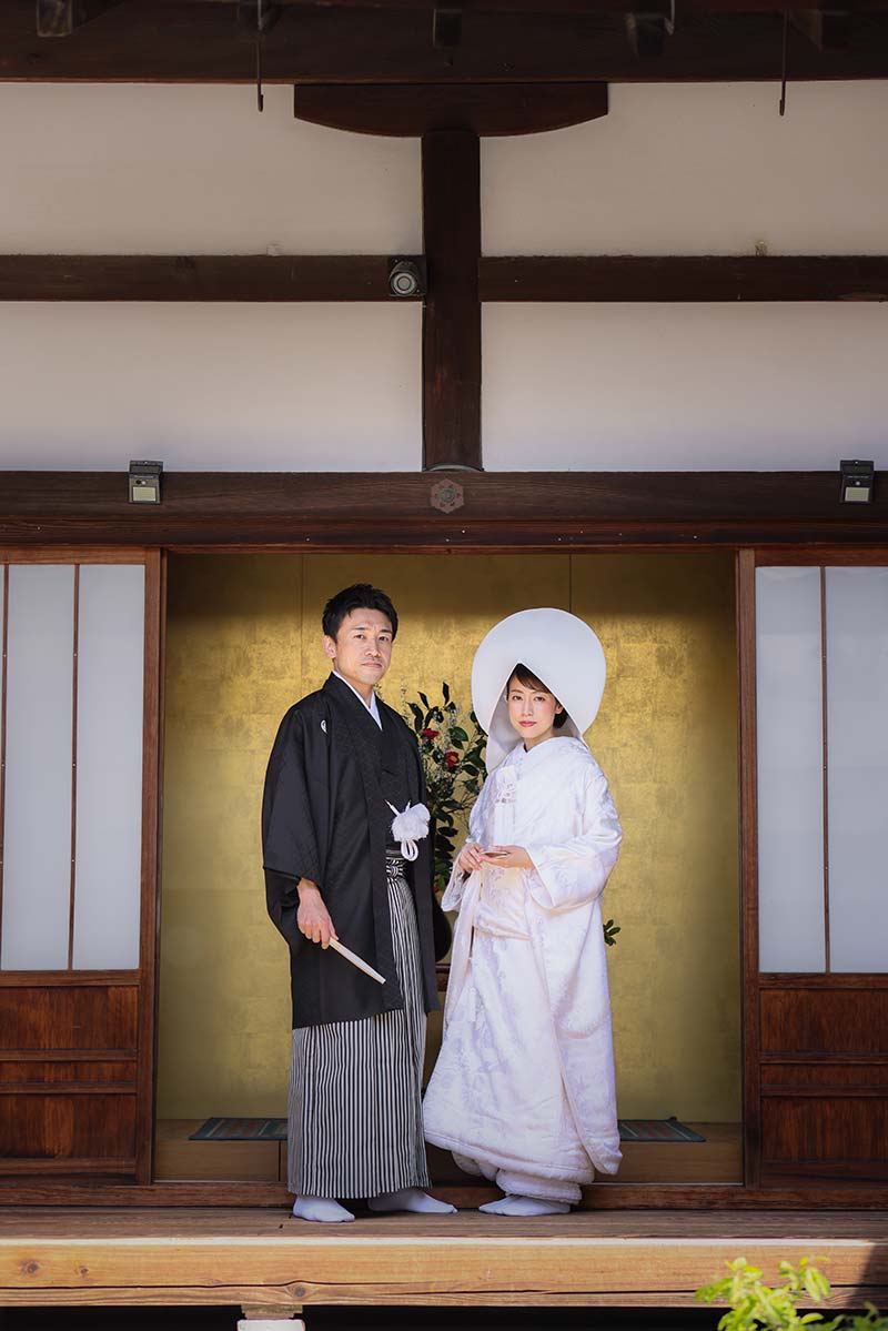 金屏風前での綿帽子での和装結婚写真
