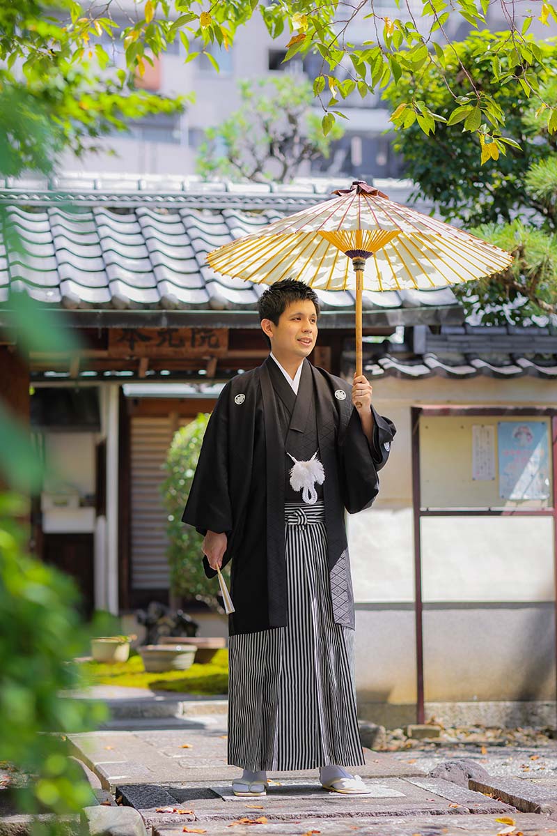 和傘を持つ羽織袴姿の新郎様