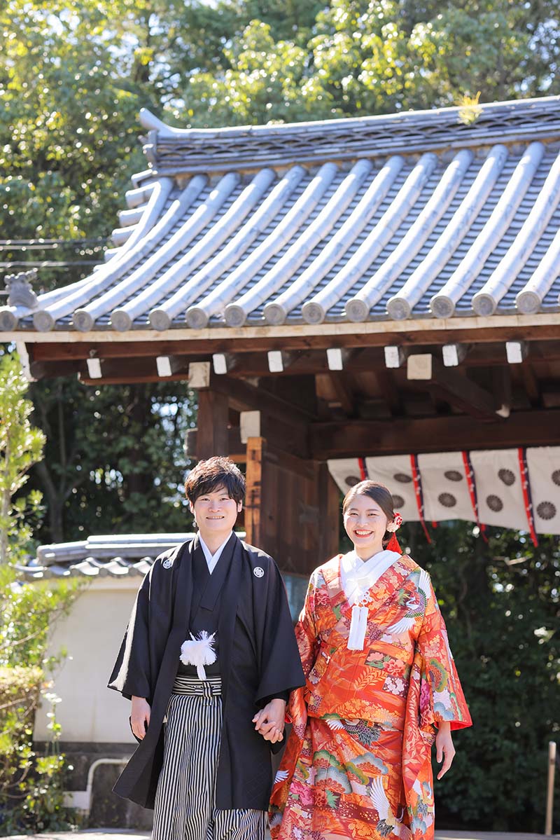 京都戒光寺境内での歩いている和装の新郎新婦様