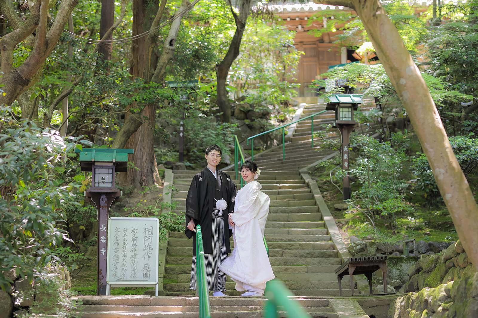 幻想的な京都の寺院での結婚記念写真のお二人