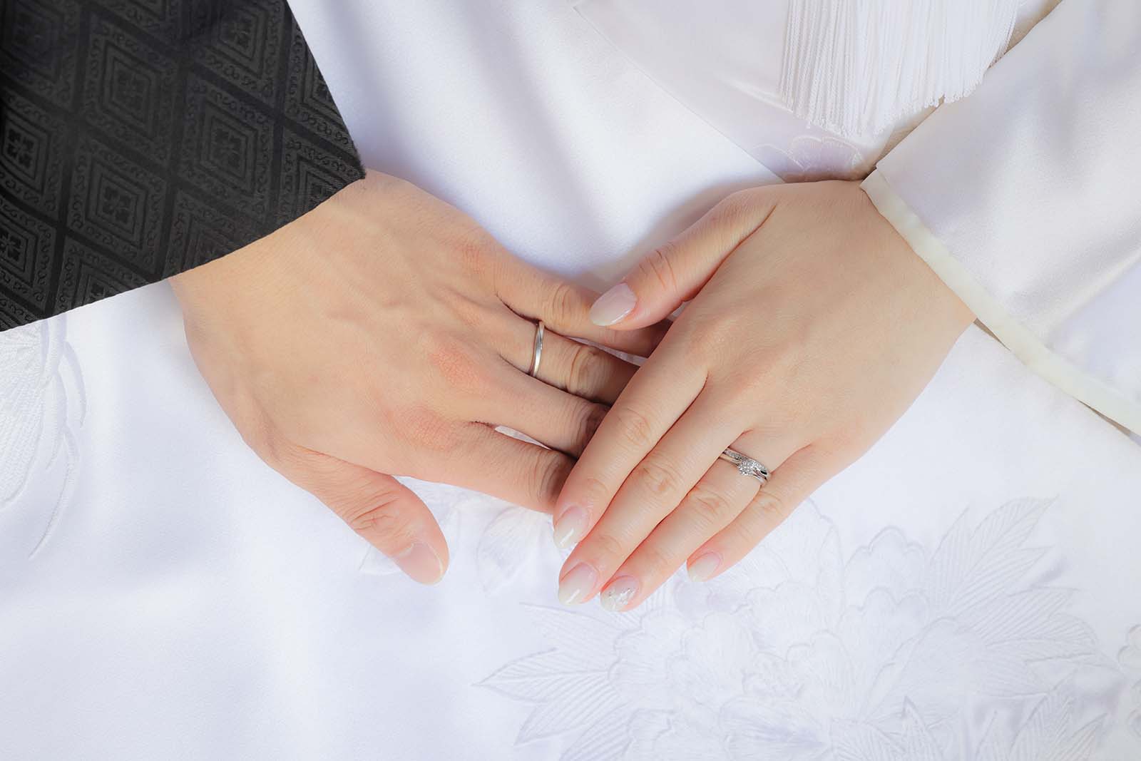 白無垢姿で結婚指輪のお写真
