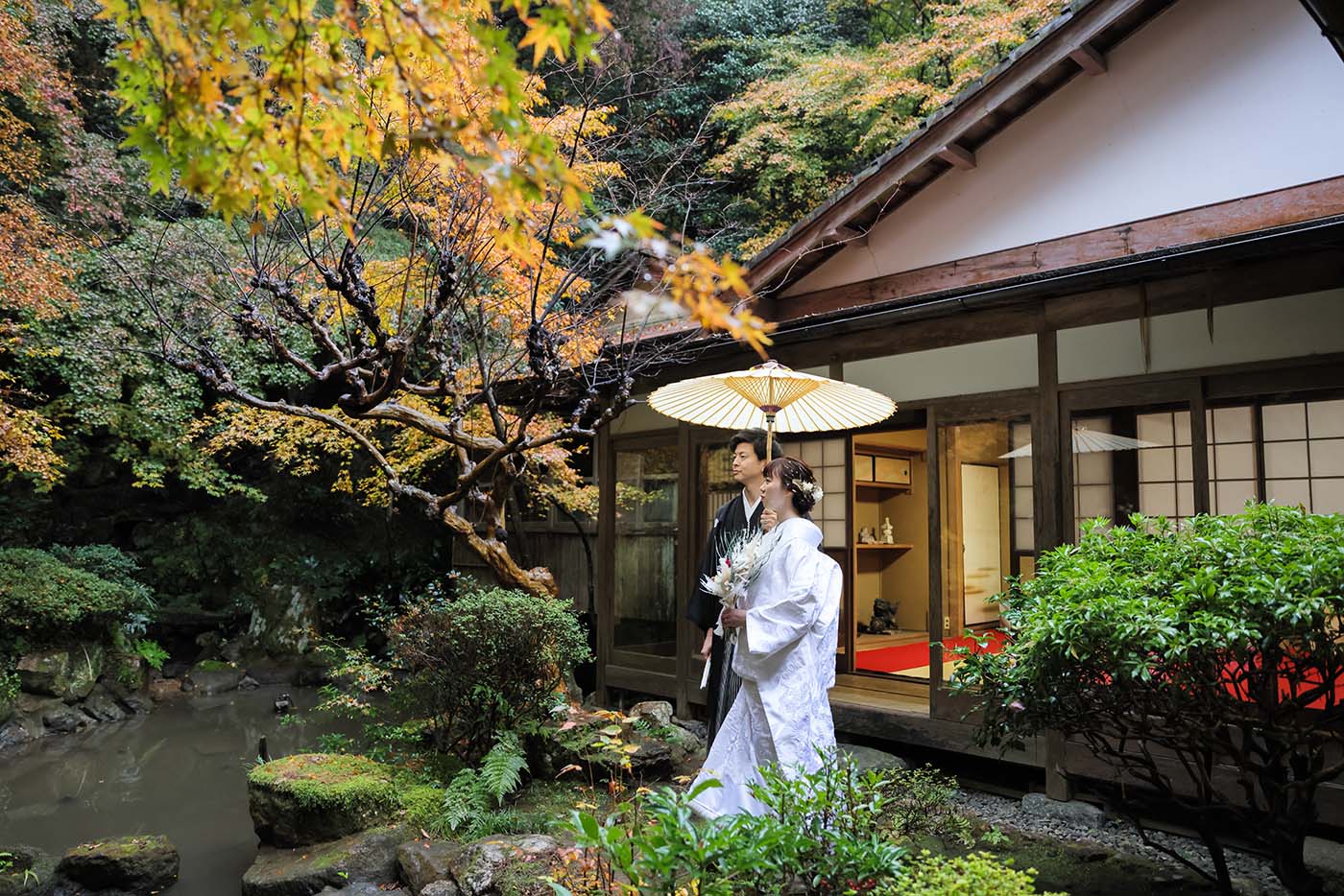 秋の京都の庭園で紅葉と前撮り