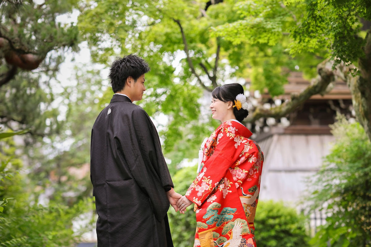 新緑に包まれた境内で、穏やかで心地よい京都での和装前撮り