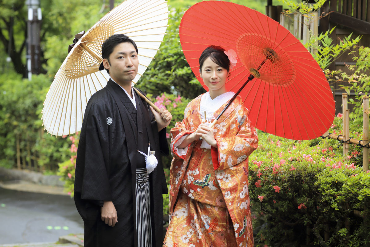 赤い和傘を使用した雨上がりの和装前撮りフォト