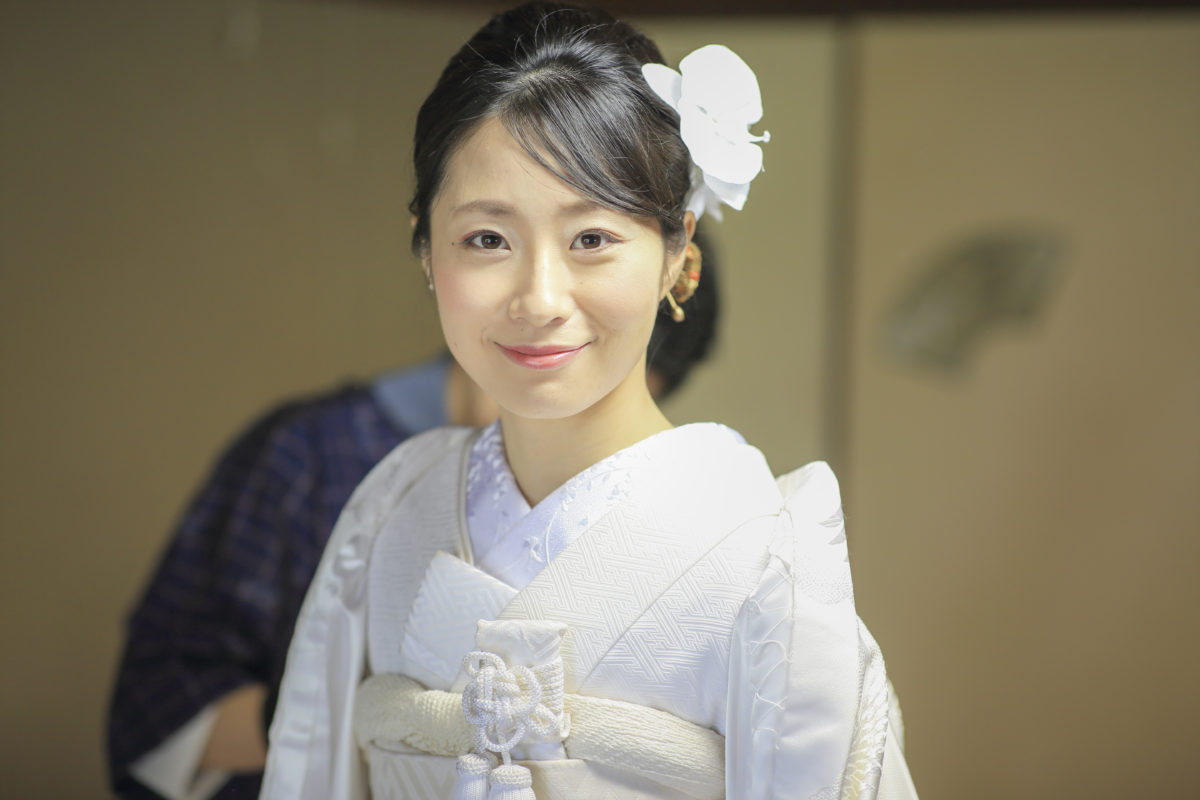 胡蝶蘭を使用したシンプルかつ清楚な和装花嫁ヘア