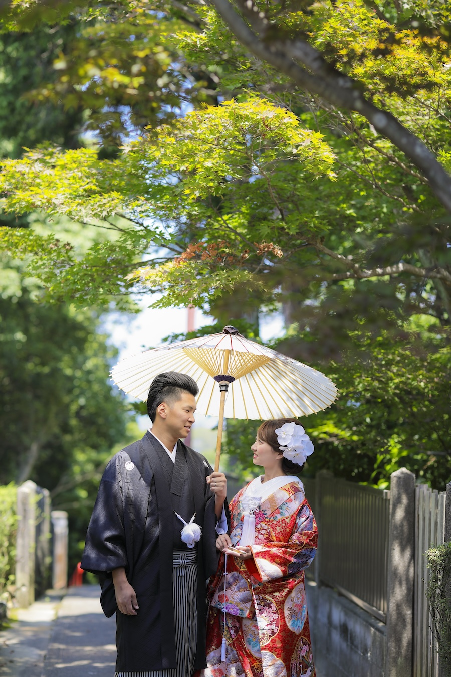 くっきりとした夏の日差しが印象的な和装前撮りカット