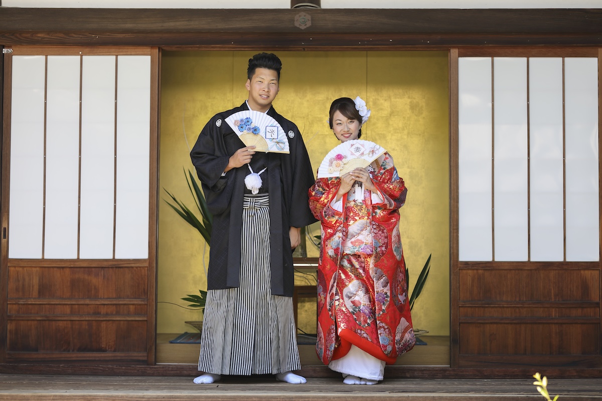 金色の背景×扇子ショットも