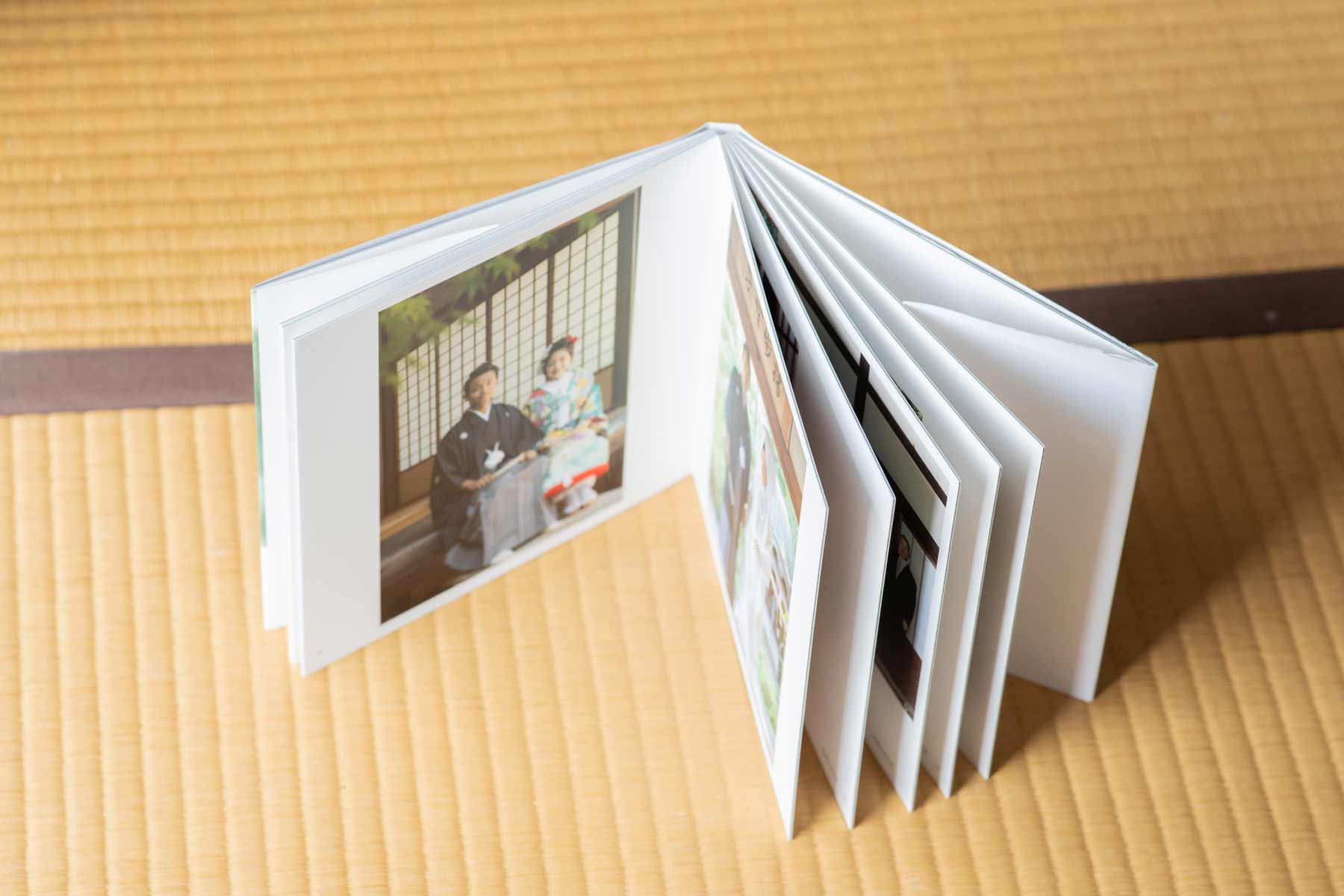 アルバムを広げたイメージ