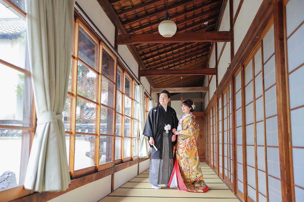 お寺の廊下での和装婚礼お写真