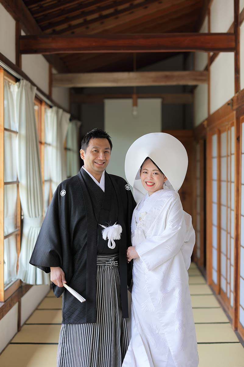 白無垢綿帽子で笑顔で結婚記念写真