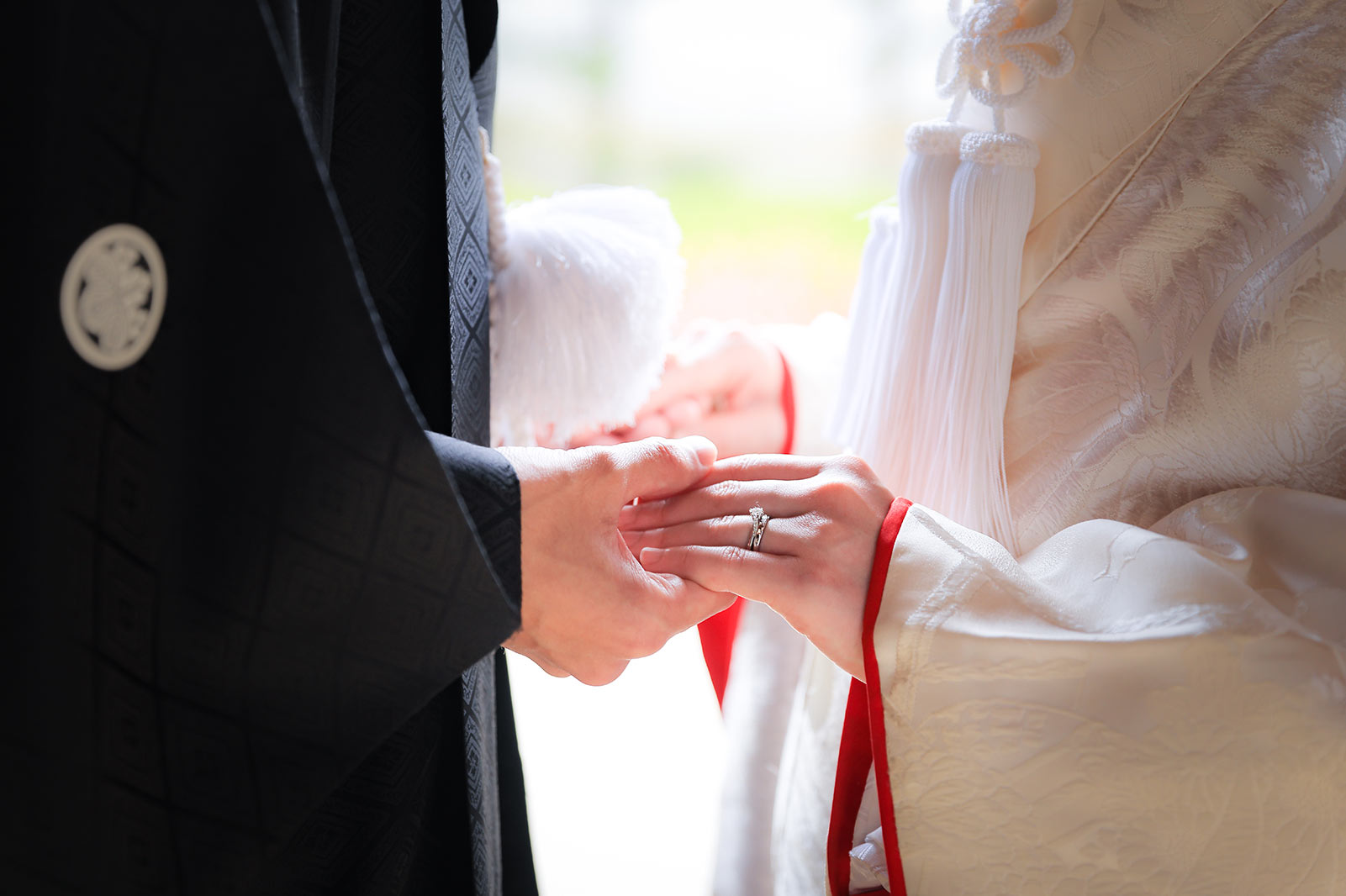 白無垢の婚約指輪のイメージカット