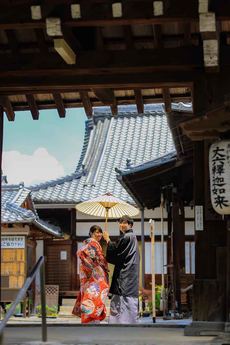 京都の梅雨明けの青空と結婚写真