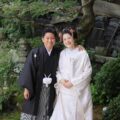 お庭にて(季節:秋) 白無垢&新日本髪で笑顔の新郎新婦様