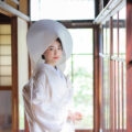 縁側にて(季節:秋) 白無垢綿帽子姿の花嫁様