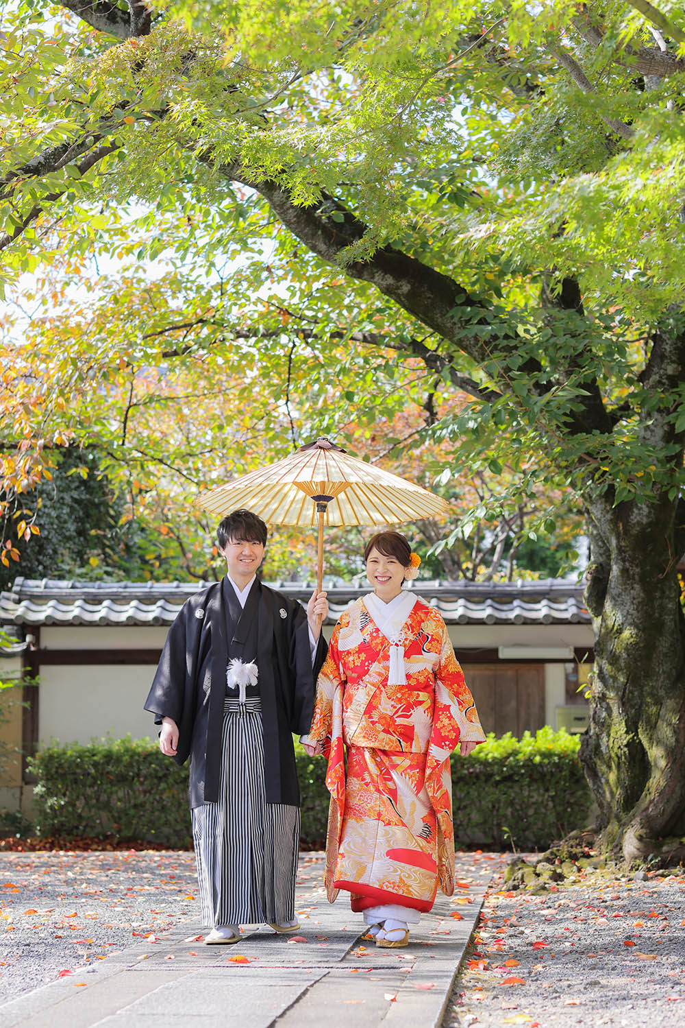 京都のお寺の木漏れ日の中で自然な和装前撮りフォト
