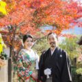 京都の紅葉を背景に秋の結婚写真