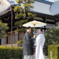 妙蓮寺様本堂を背景に(季節:冬)