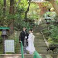 幻想的な京都の寺院での結婚記念写真のお二人