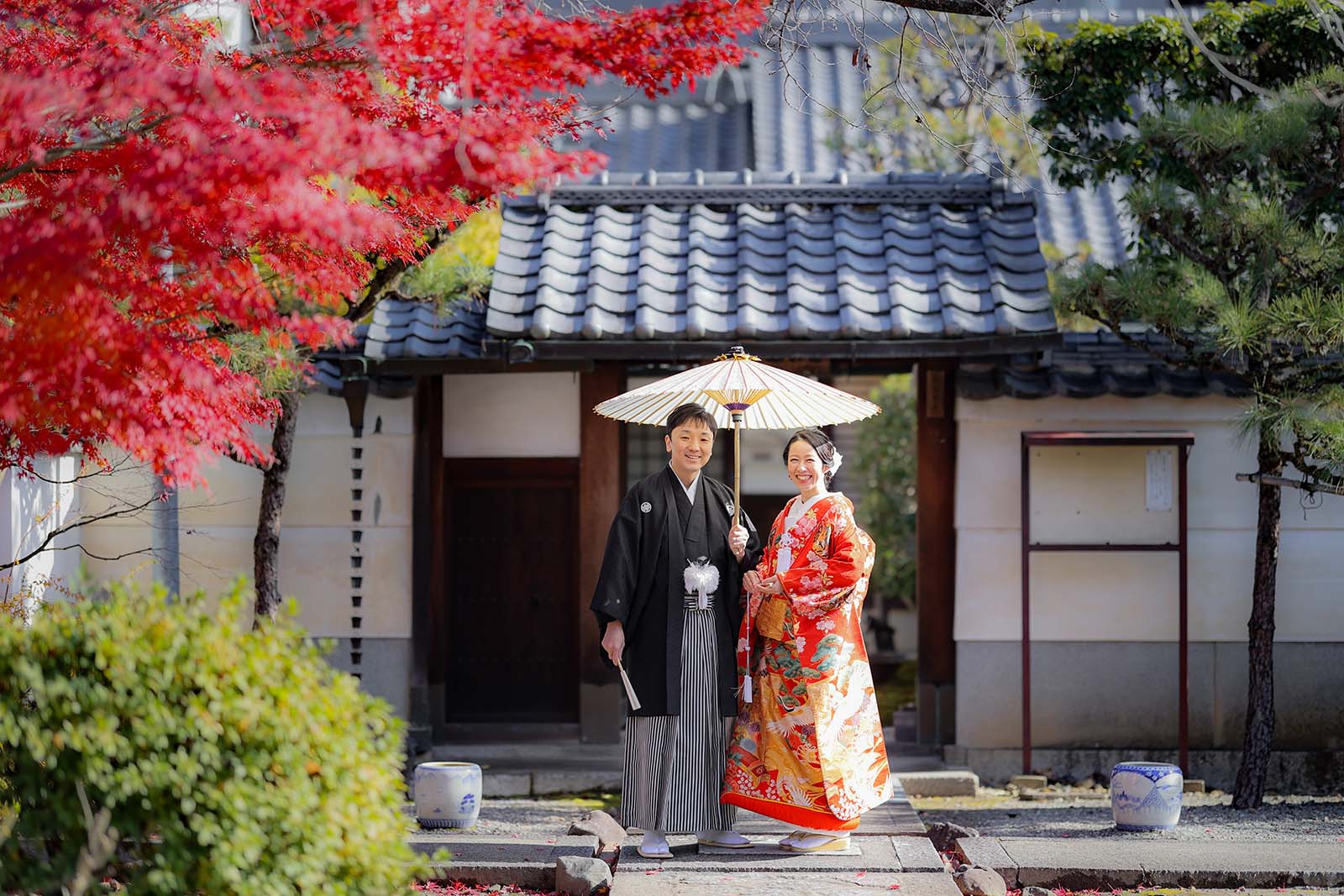 12月の真っ赤な紅葉と和装姿で結婚記念写真