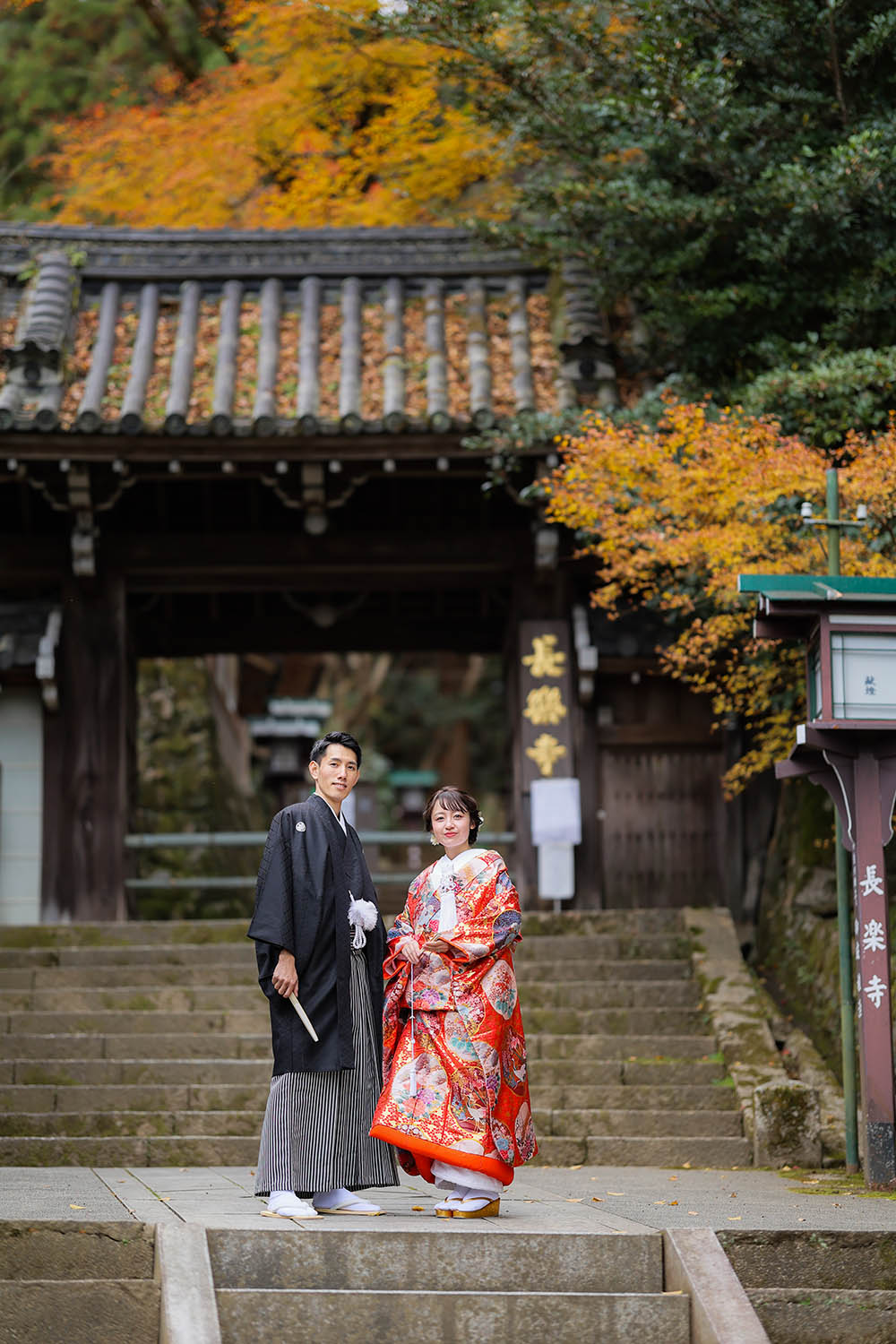 長楽寺山門を背景に紅葉と撮影