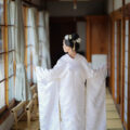 白無垢6.鶴ー草花 縁側にて白無垢の後ろ姿のイメージカット