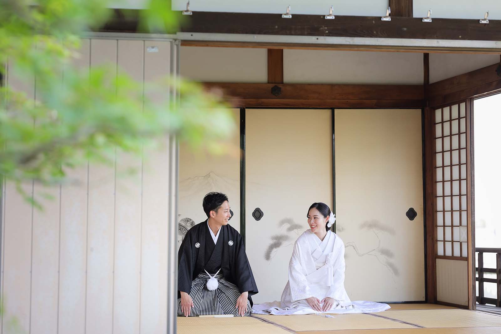 京都のお寺の和室での正座の前撮りカット