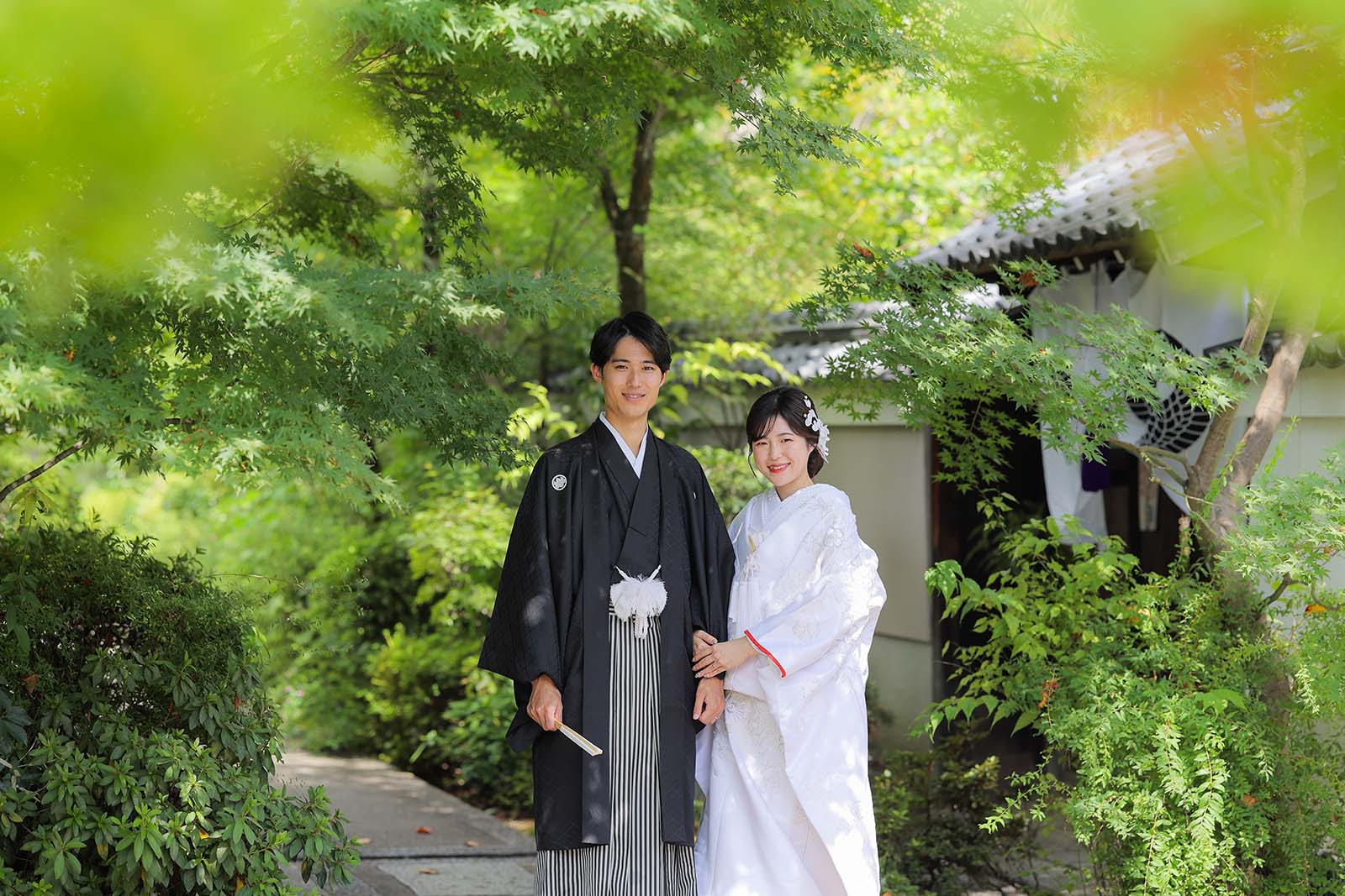 新緑と白無垢で笑顔の新郎新婦様