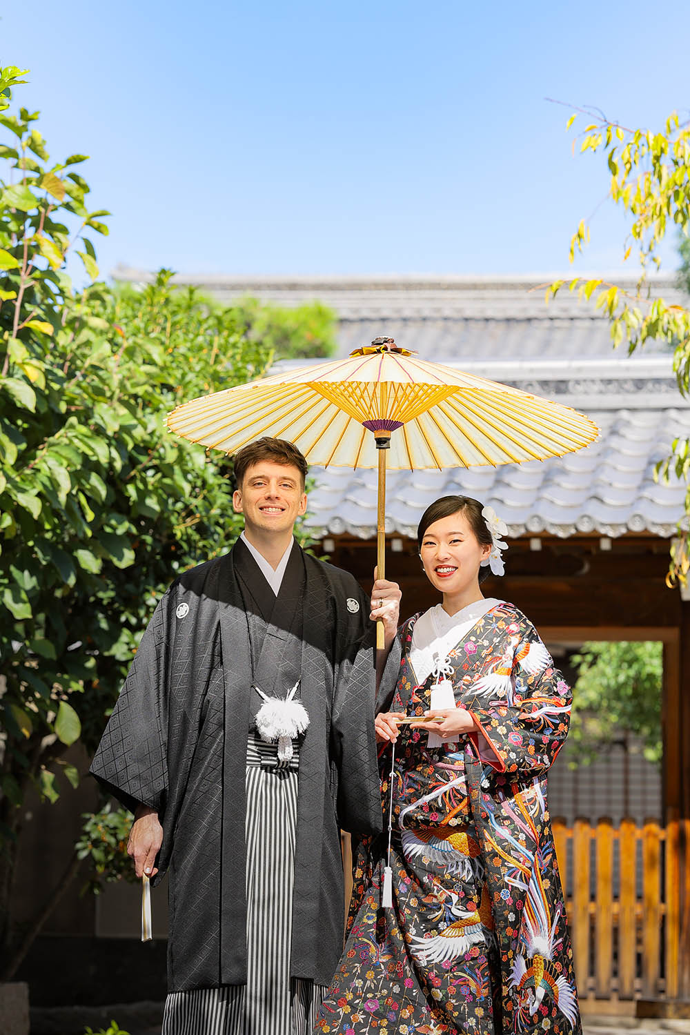 弘誓寺様の境内で青空を背景に撮影