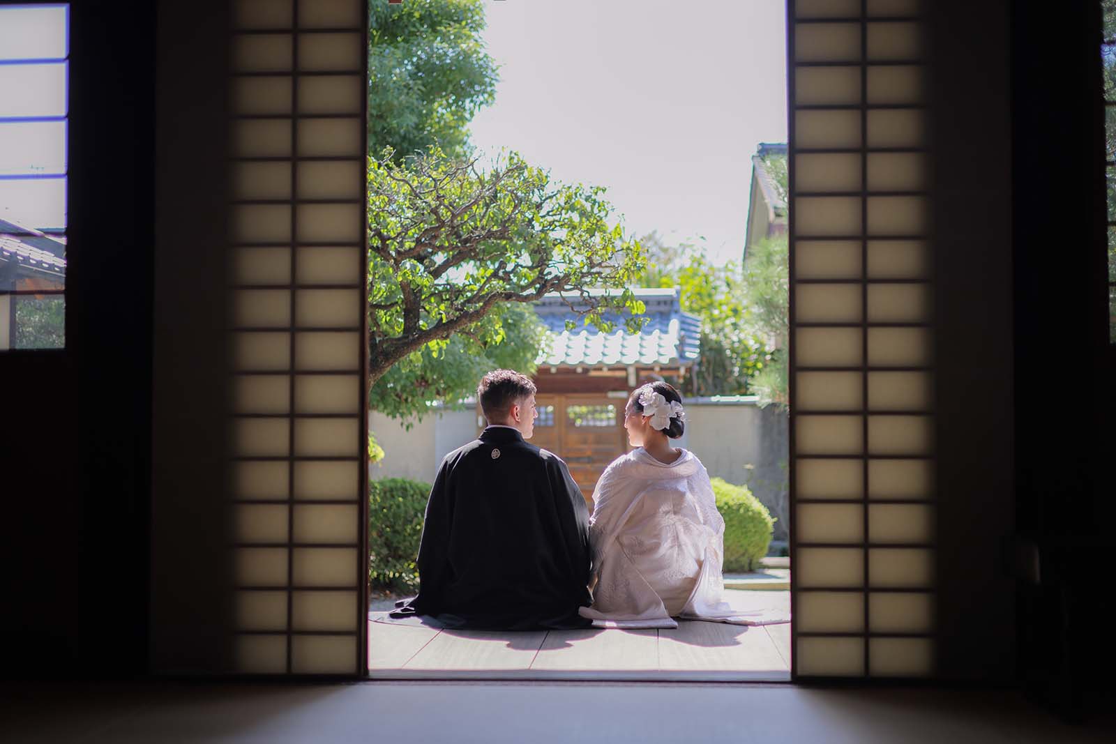 弘誓寺本堂での後ろ姿のお写真